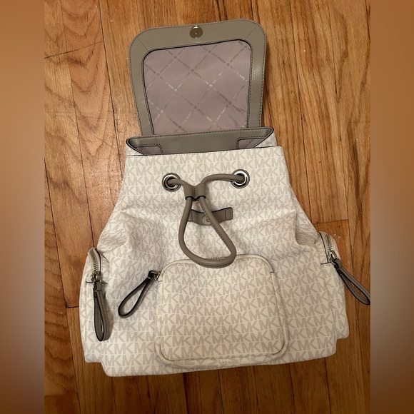 Michael Kors Large Abbey Cargo Bag Backpack Classic Print in White and Grey - Picture 2 of 6